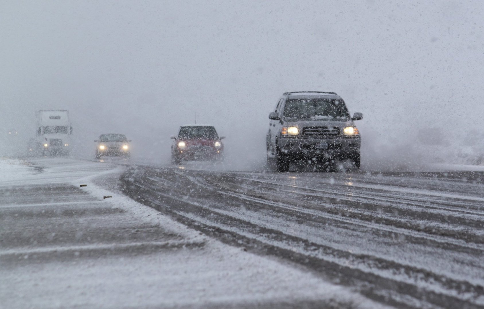 Водителей предупредили о снегопаде и метели в первые дни нового года